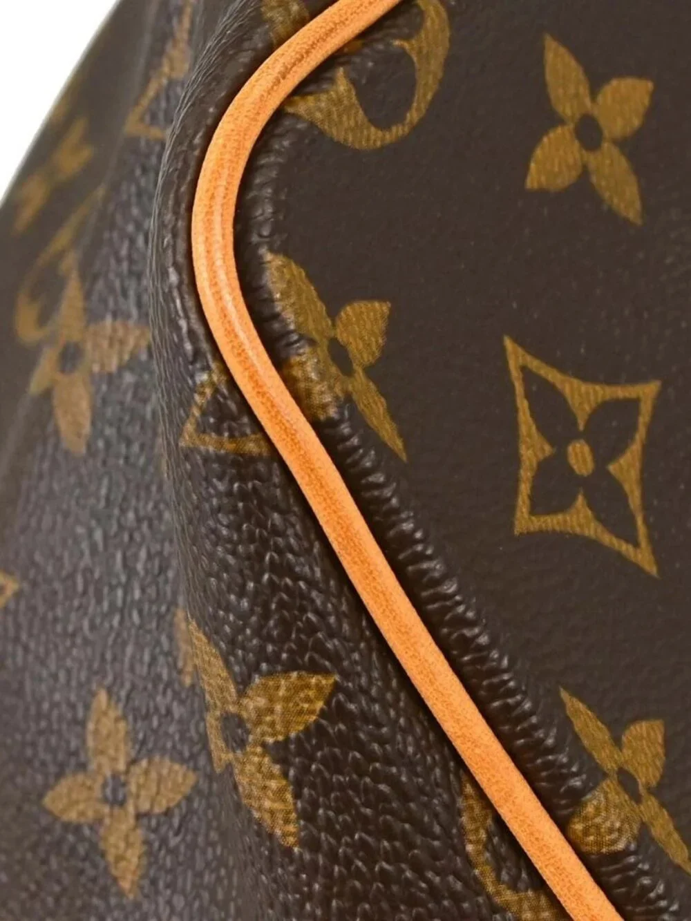 Louis Vuitton outside 	ab